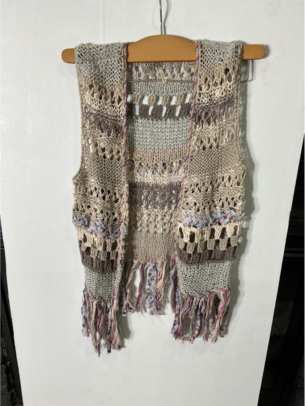 Crochet fringe sweater vest by BKE Size M